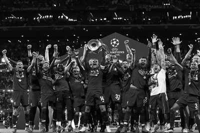 邓加：巴西94年就有欧洲风格；巴西足球DNA是克服生活的逆境（邓加：94年那支巴西已现欧式风格，巴西足球的DNA是战胜生活逆境）