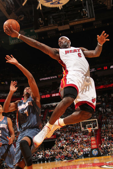 滇超联赛昆明队抵保山获赠小粒咖啡非遗周边（滇超昆明队抵达保山，获赠小粒咖啡非遗文创周边）