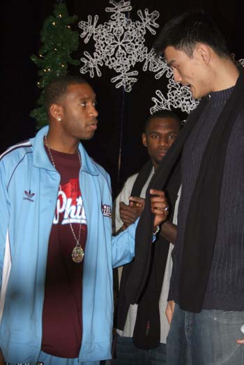 NBA：勇士险胜小牛 库里关键三分救主（库里末节关键三分力挽狂澜 勇士险胜小牛）