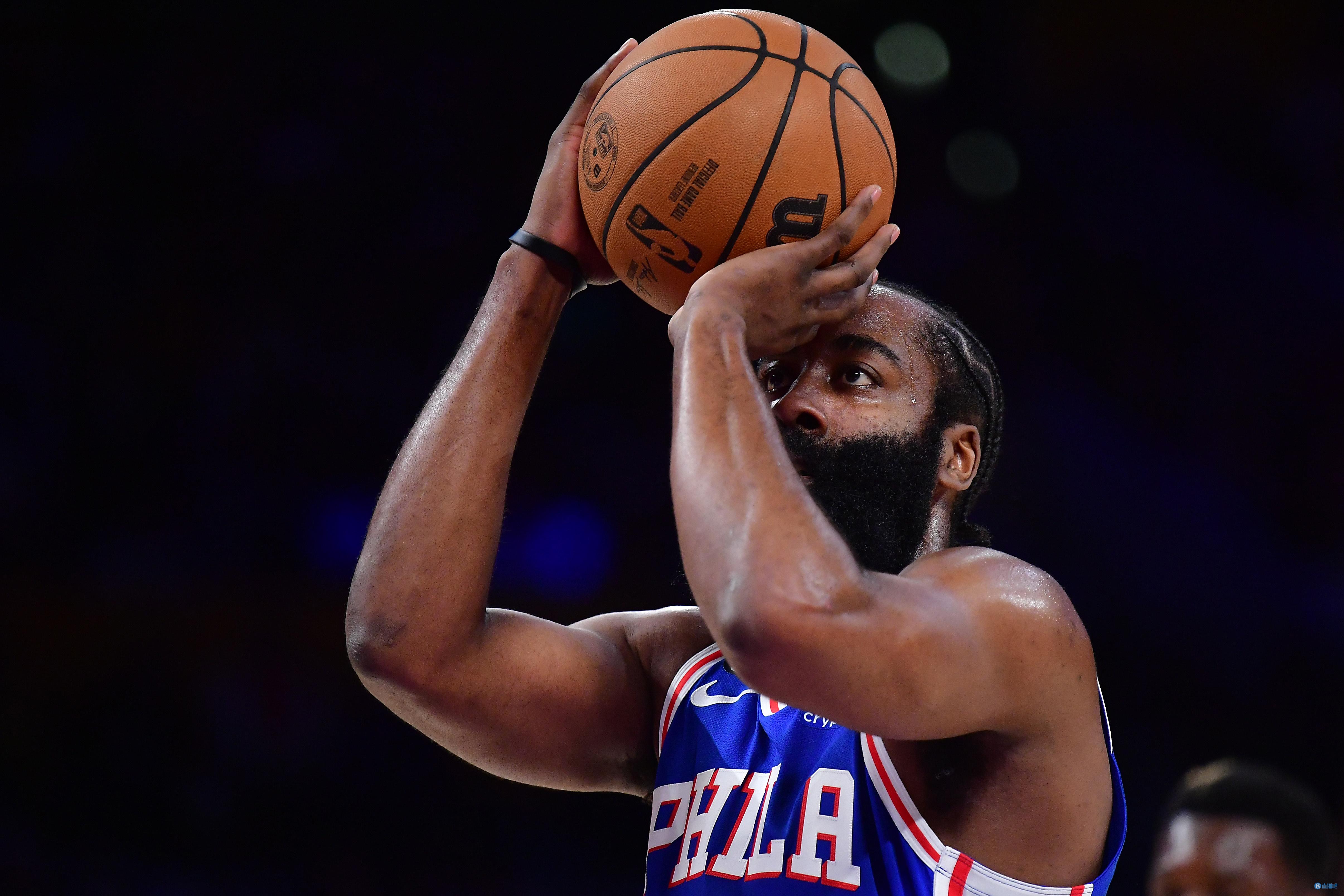 六台：皇马更衣室气氛紧张，阿隆索赛后没和队员有任何接触（六台：皇马更衣室剑拔弩张，阿隆索赛后未与球员交流）