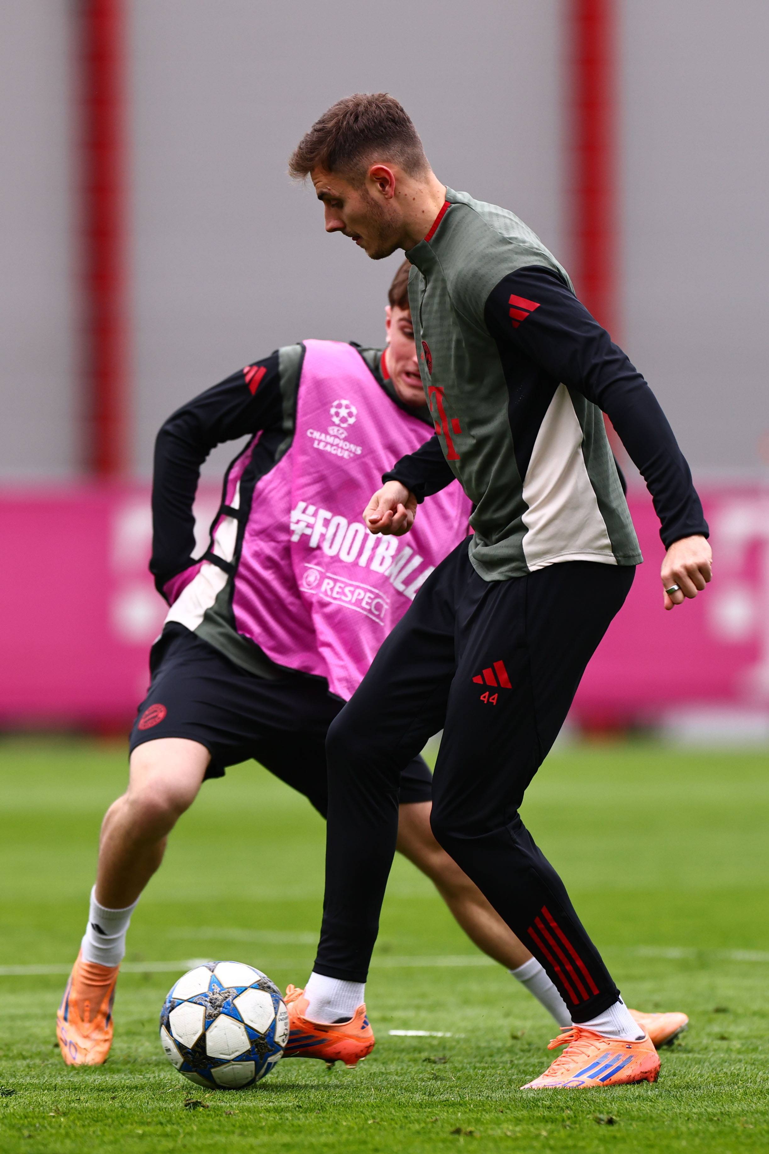 多特边锋个人秀燃炸全场（多特边锋神勇表演点燃全场）