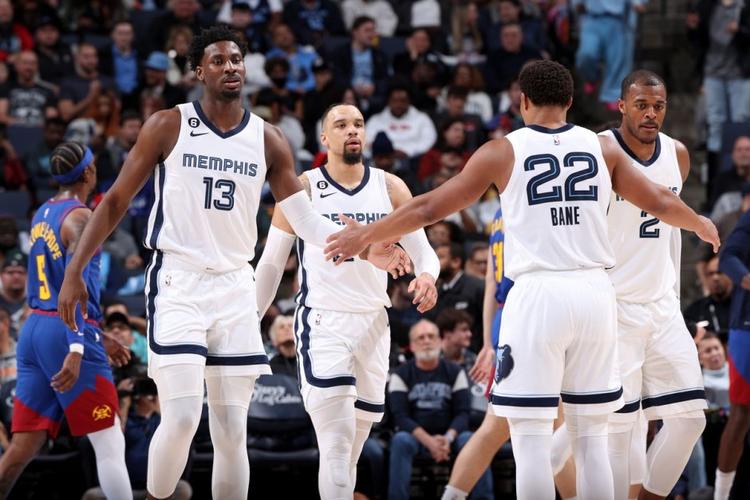 波兰11月世预赛大名单：莱万领衔，泽林斯基、皮扬特克在列（波兰公布11月世预赛名单：莱万领衔，泽林斯基、皮扬特克入选）