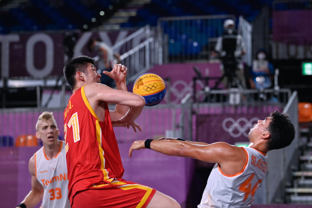 调皮二娃上线，穆勒庆祝夺冠时和25号队友高尔德顶牛假装受伤（二娃又皮了：穆勒夺冠庆祝与25号队友高尔德顶牛扮受伤）