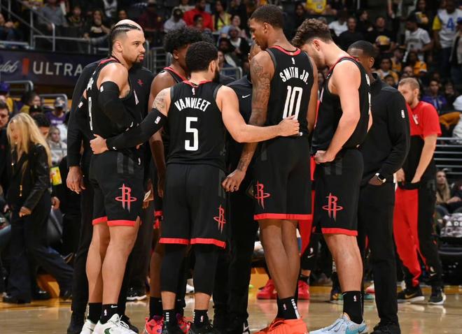 换我上赛季就早早下课了（搁上赛季，我怕是早被解职了）